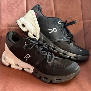 On Cloudflyer 4 Dual-Tone Black and Gray Sneakers size 9.5